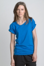 Синяя летняя футболка с асимметричным вырезом и косой боковой линией