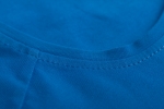 Ткань синей летней футболки с асимметричным вырезом и косой боковой линией