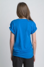 Синяя летняя футболка с асимметричным вырезом и косой боковой линией вид сзади