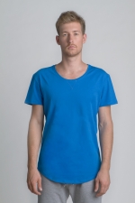 Синяя летняя футболка со слегка увеличенным вырезом вид спереди