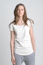 Молочная белая летняя футболка со слегка увеличенным вырезом вид спереди