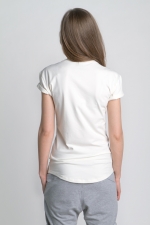 Молочная белая летняя футболка со слегка увеличенным вырезом вид сзади