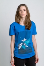Синяя футболка с рисунком и слегка увеличенным вырезом вид спереди