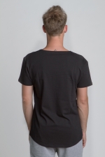 Чёрная футболка с рисунком со слегка увеличенным вырезом вид сзади
