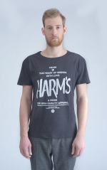 Черная футболка с логотипом Harm's и фирменным текстом передний вид