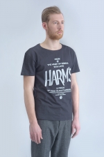 Черная футболка с логотипом Harm's и фирменным текстом боковой вид