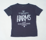 Черная футболка с логотипом Harm's и фирменным текстом внешний вид