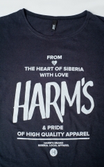Черная футболка с логотипом Harm's и фирменным текстом сложенная