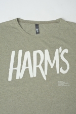 Логотип Harm's на оливковой футболке