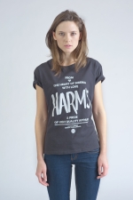 Черная футболка с логотипом Harm's и фирменным текстом вид спереди