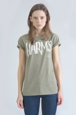 Оливковая футболка с логотипом Harm's вид на девушке