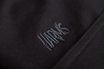 Изображение логотипа черных коротких шорт с карманами на молнии