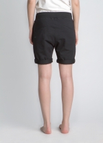 Черные классические шорты средней длины вид сзади