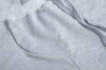 Ткань серых классических шорт средней длины