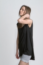 Черная женская летняя футболка платье вид сбоку
